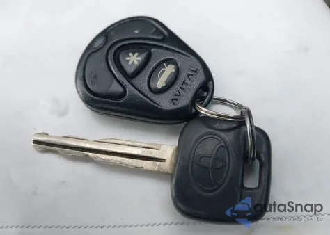 2004 Toyota Camry Le z USA, uszkodzony, nr VIN 4T1BE32K94U854215